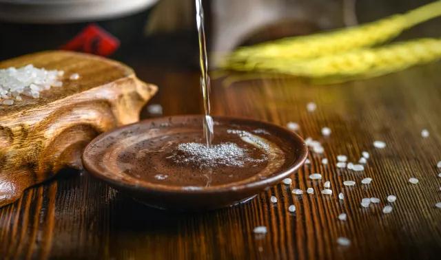 蒸汽釀酒設(shè)備釀的酒苦分前、中、后苦，不是加除苦劑那么簡(jiǎn)單