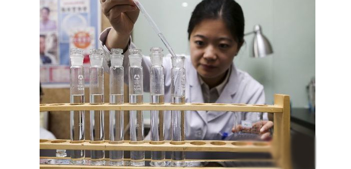 蒸汽釀酒設(shè)備釀的酒苦分前、中、后苦，不是加除苦劑那么簡(jiǎn)單