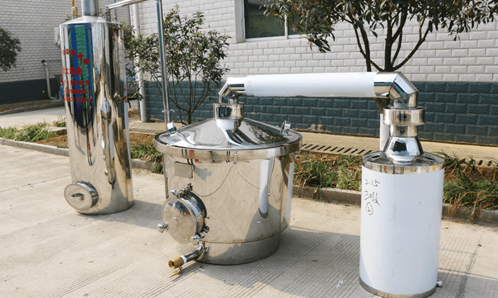 都是用純糧釀酒設(shè)備蒸酒，怎樣操作才能蒸出好酒？01