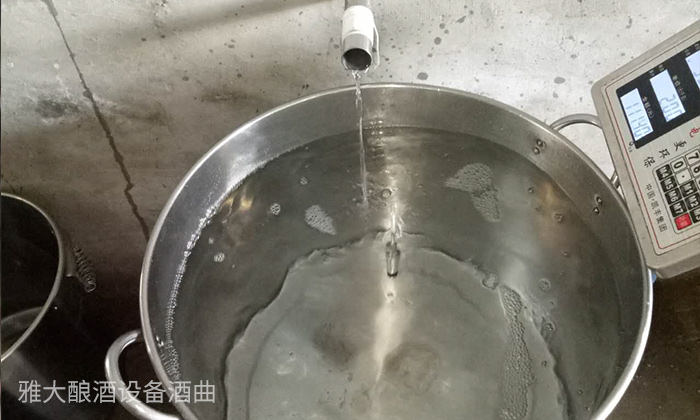 9.15用糧食釀酒設(shè)備制作傳統(tǒng)固態(tài)酒-接成品酒