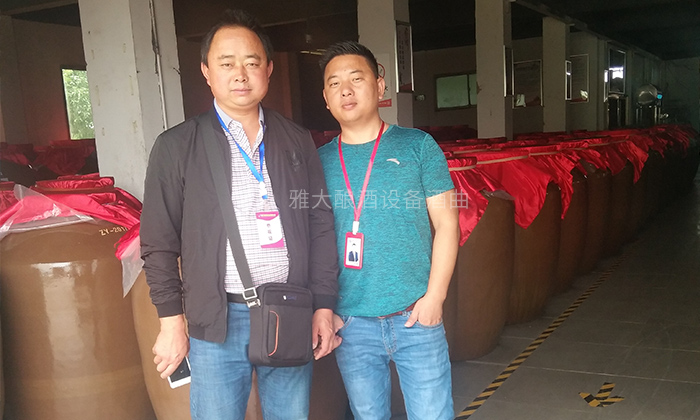 用糧食釀酒設(shè)備烤酒后的酒糟養(yǎng)豬，幫郭光林節(jié)約成本30%！-02