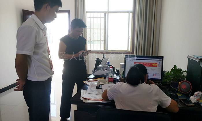 擁有10多套房產(chǎn)的包租婆，為何選擇用糧食釀酒設(shè)備做酒？-07