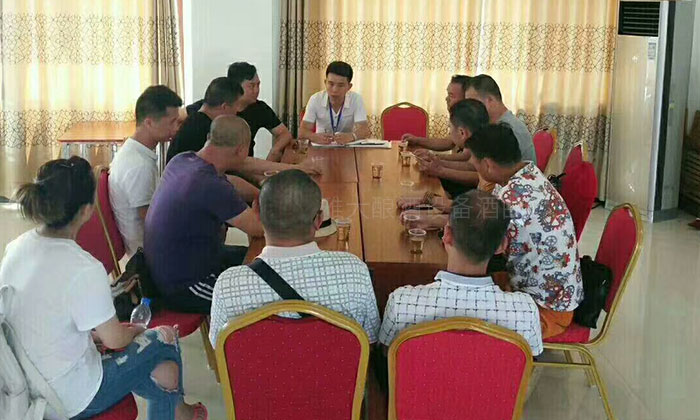 「人間大愛(ài)」為資助更多留守兒童 潘總選擇用大型釀酒設(shè)備開(kāi)酒廠-02