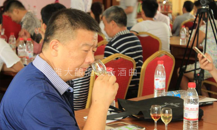 用電加熱釀酒設備做黃酒，您需要要學會黃酒品鑒的正確步驟-04-品酒聞香