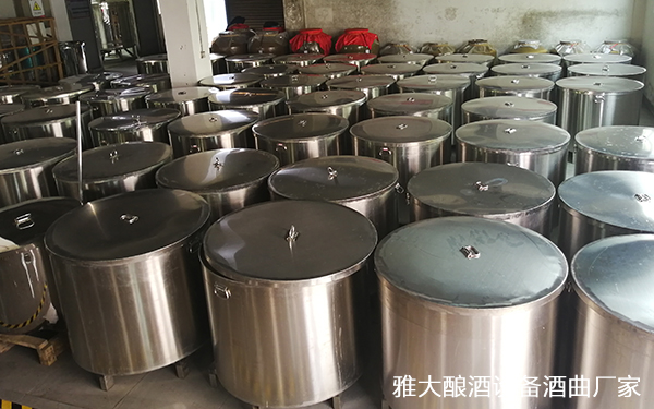 雅大邀您到酒廠用白酒蒸酒設(shè)備實(shí)操釀青稞酒，青稞酒實(shí)操教學(xué)！-06不銹鋼桶發(fā)酵