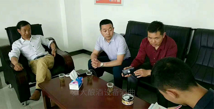 饒總用專業(yè)釀酒設(shè)備做洞藏酒，半年后洞天醇成為當(dāng)?shù)卣信坡糜尉包c(diǎn)-04