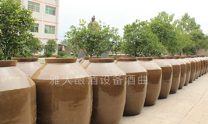 為什么用專業(yè)釀酒設備釀酒的老師傅都喜歡用陶缸存酒？-01