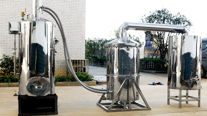 傳統(tǒng)老師傅釀酒15年，換上這款自動(dòng)倒料新工藝釀酒設(shè)備后-03-移動(dòng)式釀酒設(shè)備