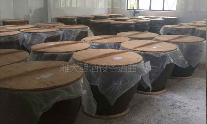 警惕！不銹鋼釀酒設(shè)備操作不當(dāng)給玉米酒帶來(lái)邪雜味！-05-陶缸發(fā)酵