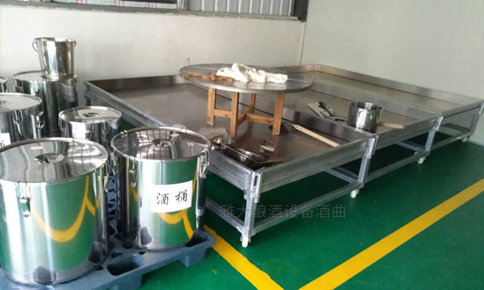 采購(gòu)會(huì)計(jì)陳總借助雅大釀酒設(shè)備從釀酒小白蛻變成釀酒大師全過程！-07-攤涼床