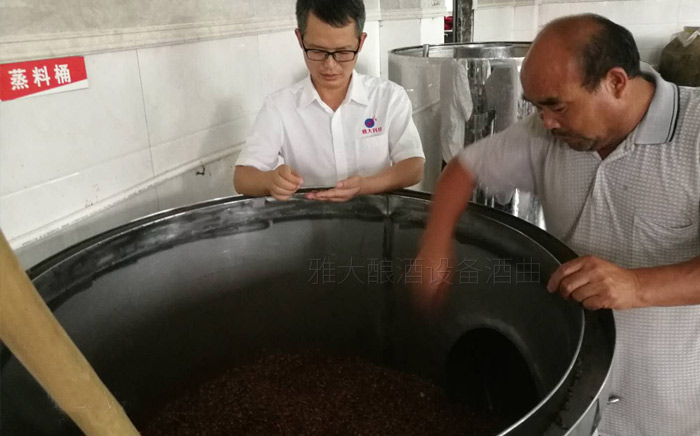 據(jù)說(shuō)這款新工藝釀酒設(shè)備只出高度酒，真相是這樣……-02-雅大現(xiàn)場(chǎng)蒸高粱酒看出酒率