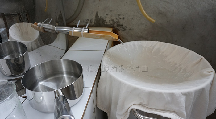 用多功能釀酒設備蒸酒時，水密封糟溢糟怎么辦？-06-出酒