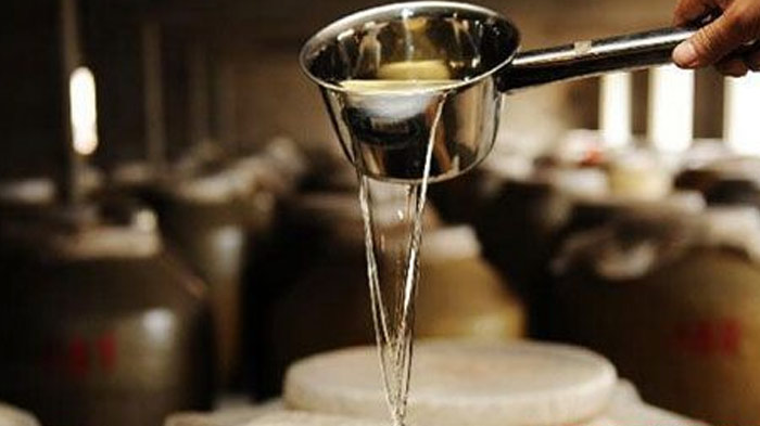 用燒酒設(shè)備蒸餾的酒頭即香又怪，在調(diào)味酒中的地位卻不可替代-03