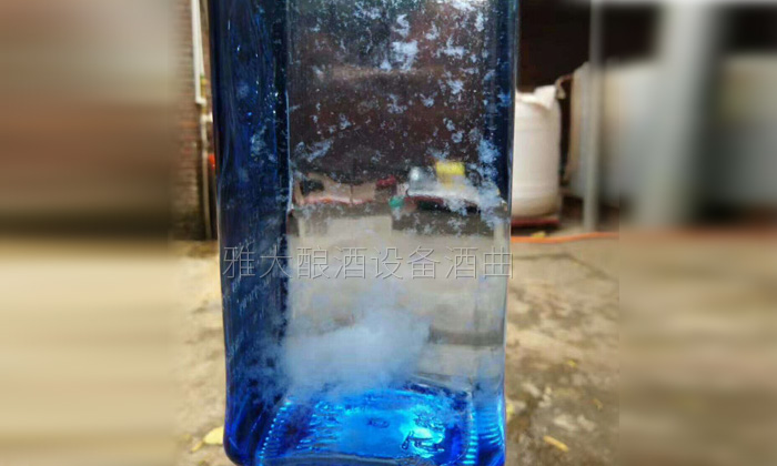白酒渾濁不一定是質(zhì)量問題！你家的新年用酒是否也這樣？-01-白酒絮狀沉淀
