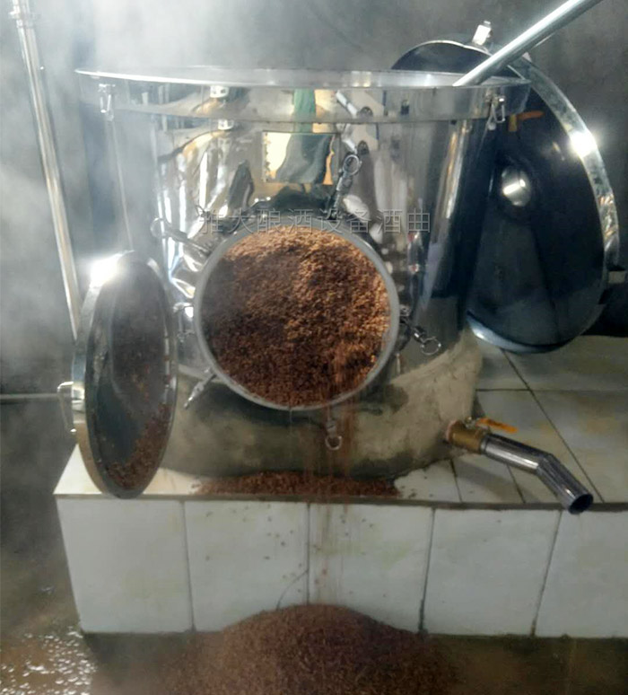 高粱釀酒設(shè)備哪家好？傳統(tǒng)土法高粱釀酒工藝被公開！-07側(cè)開口釀酒設(shè)備蒸糧-高粱