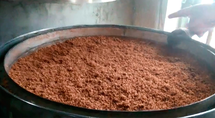 用全套釀酒設(shè)備蒸餾，裝甑時為什么要“輕撒勻鋪”？-02