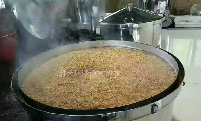 用全套釀酒設(shè)備蒸餾，裝甑時為什么要“輕撒勻鋪”？-03