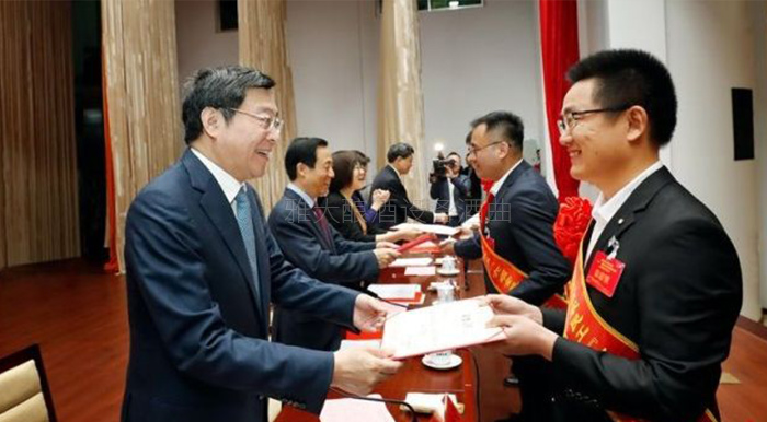 ▲省委書記杜家毫領(lǐng)導為獲獎代表頒獎。