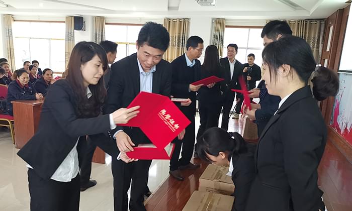 ▲雅大科技董事長(zhǎng)及各位領(lǐng)導(dǎo)給大家頒獎(jiǎng)