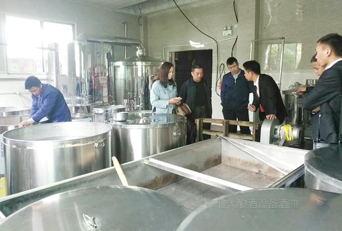來雅大釀酒設(shè)備廠實地考察2