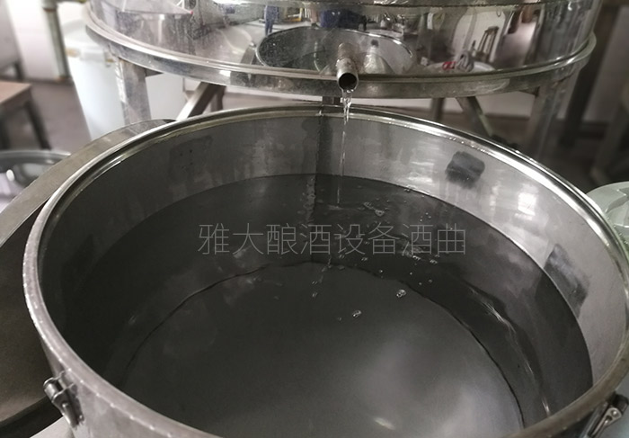 用傳統(tǒng)釀酒設(shè)備釀的同1鍋酒質(zhì)量大不同