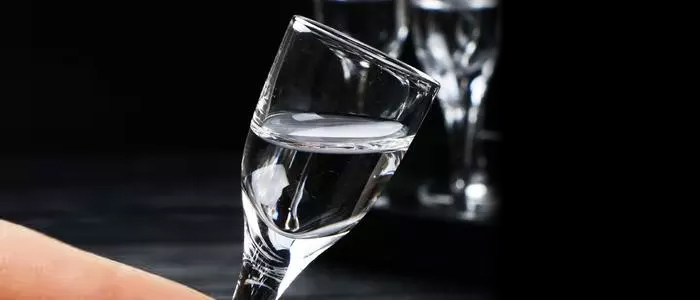 飲用純糧酒好處雖多但要適量，可別貪杯哦！