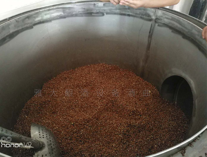 雅大側(cè)開口白酒釀造設(shè)備讓釀酒更輕松