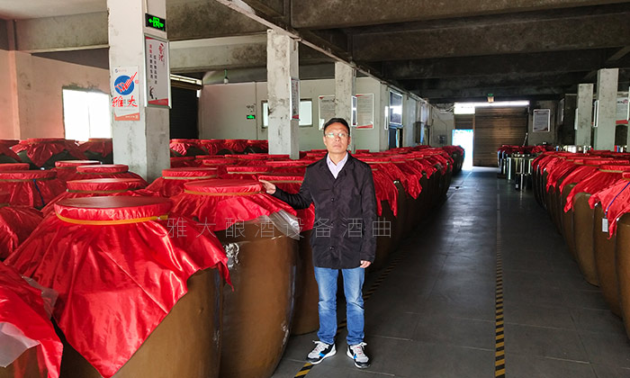 參觀考察雅大白酒釀造設(shè)備廠