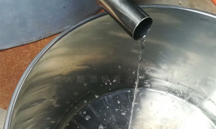 24-陳總用烤酒設(shè)備釀造企業(yè)定制酒送合作伙伴，加深品牌形象！出酒