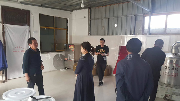 8.1--在雅大高粱釀酒設備廠的協(xié)助下,胡家酒坊成功辦理小規(guī)模生產(chǎn)許可證4