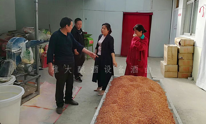 8.1--在雅大高粱釀酒設備廠的協(xié)助下,胡家酒坊成功辦理小規(guī)模生產(chǎn)許可證-高粱釀酒