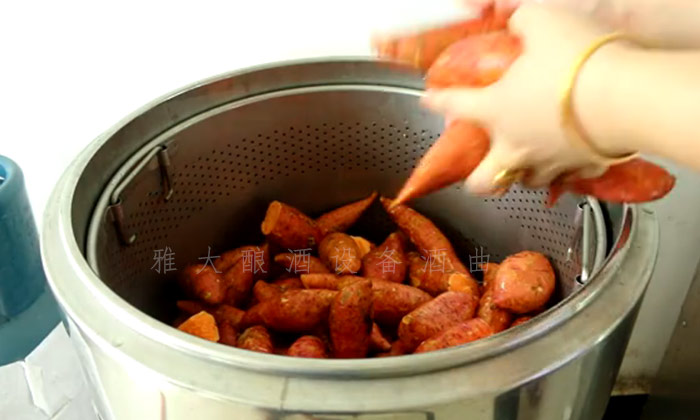 8.10-8步教您用小型酒廠釀酒設(shè)備釀造紅薯酒，純實(shí)操！1