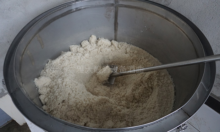 5-李樹剛用糧食釀酒設(shè)備做酒，蒸飯