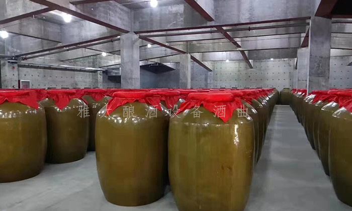 8.1--在雅大高粱釀酒設備廠的協(xié)助下,胡家酒坊成功辦理小規(guī)模生產許可證 存酒車間