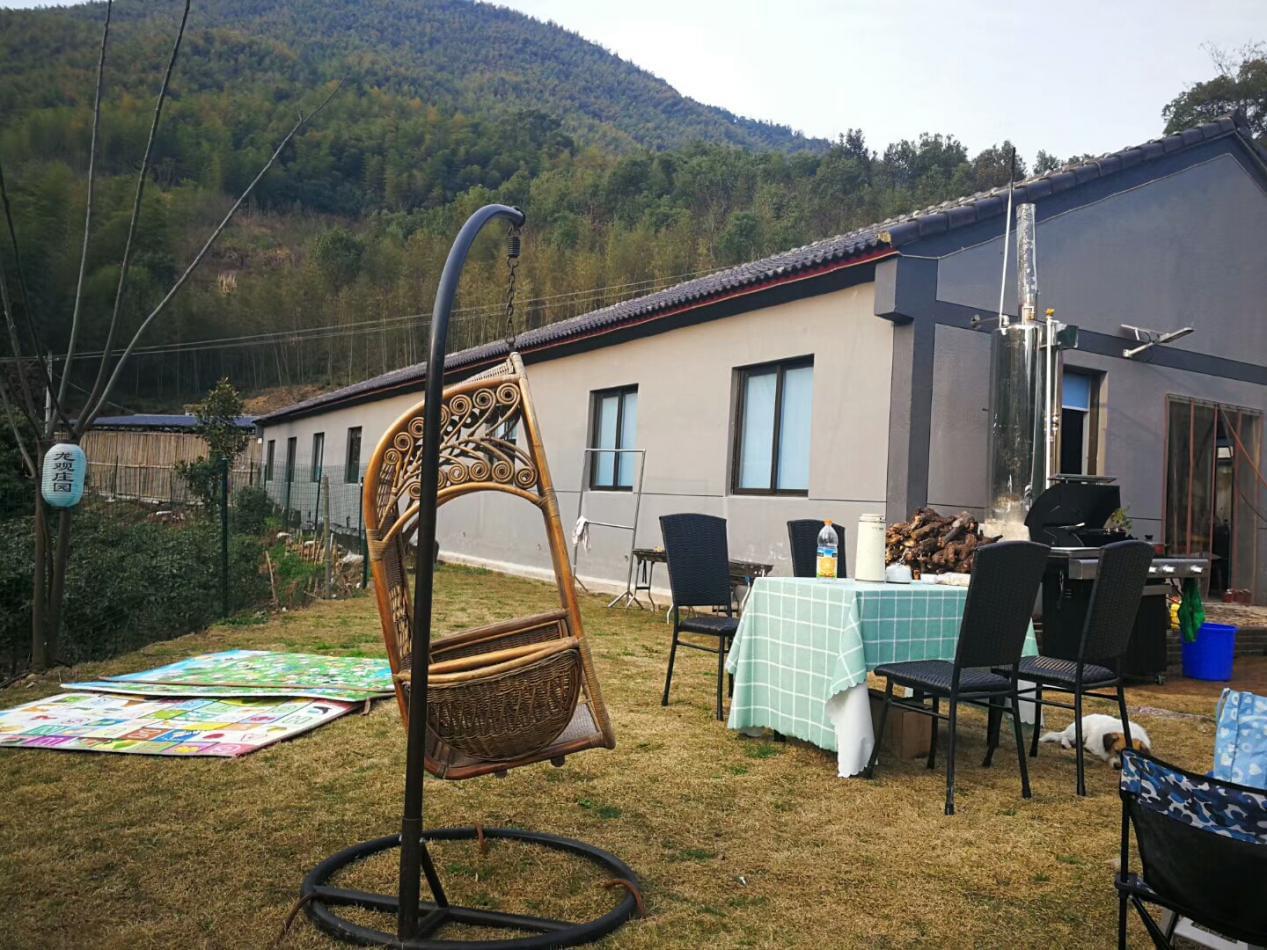 2020年做什么賺錢(qián)快？這些人都用果酒釀酒設(shè)備開(kāi)了特色酒坊 4