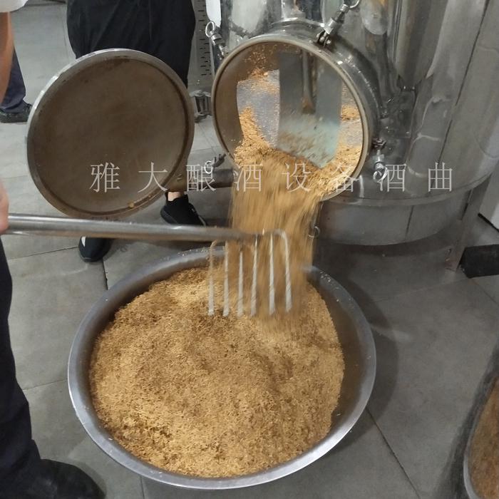 用蒸餾釀酒設(shè)備做固態(tài)高粱酒要加稻殼嗎，兩者口感有什么不同？ 4
