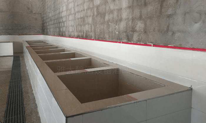 用大型釀酒設(shè)備做固態(tài)酒到底要不要建窖池，怎么建？