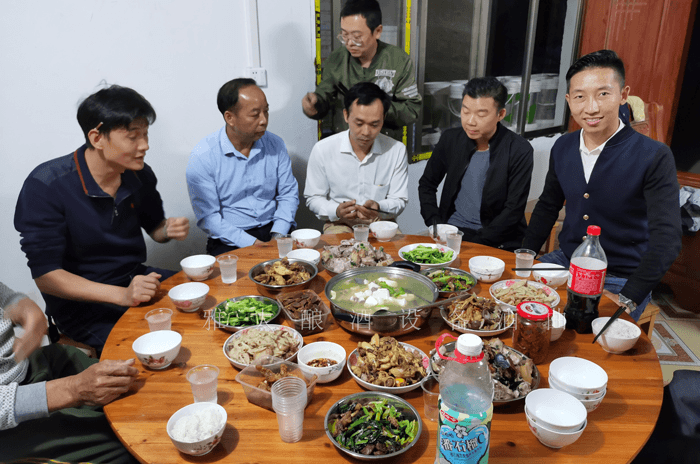 釀酒結束后，約上幾個朋友小飲幾杯