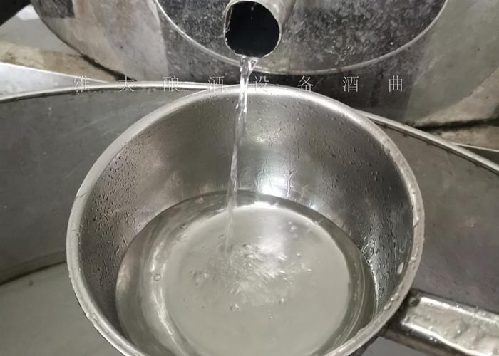 白酒生產(chǎn)設(shè)備釀造的散裝純糧酒糟味太重，怎么辦？ 5