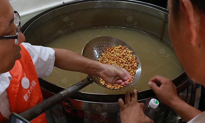 制酒設(shè)備蒸好的玉米糖化24小時(shí)，為什么還有點(diǎn)發(fā)干 酒液少 (3)