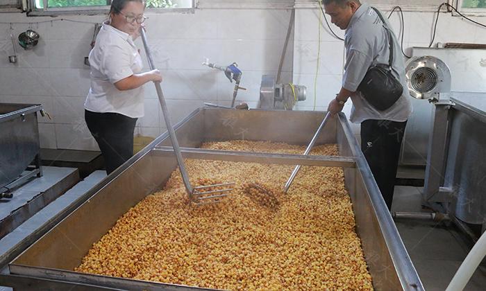 制酒設備蒸好的玉米糖化24小時，為什么還有點發(fā)干 酒液少 (5)