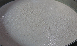 用釀酒生產(chǎn)設備做酒，并不是所有原料都適合固態(tài)發(fā)酵