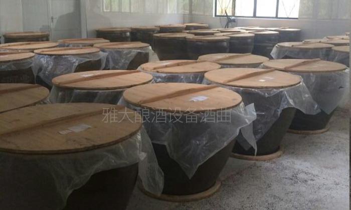 用白酒蒸餾設(shè)備釀小曲固態(tài)酒，發(fā)酵容器對(duì)白酒風(fēng)味有什么影響？2