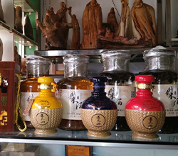 用雅大大型釀酒設(shè)備做薏米酒，“釀”出村民致富路